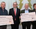 Bild: Hirsch
Stellvertretendes Vorstandsmitglied Peter Scheitinger (Zweiter von links) überreichte Siegfried Roidl vom Kreisjugendring (links) sowie Gisela Pöhler und Dr. Wolfgang Laaths (von rechts) vom Hospizverein Schecks über jeweils 2500 Euro.
