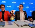 Bild: Matthias Balk
Alexander Dobrindt und Annegret Kramp-Karrenbauer läuten gemeinsam das Glöckchen zur Eröffnung des Gesprächs bei der CSU-Winterklausur im Kloster Seeon.