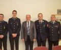 Bild: fz
Markus Specht und Martin List (von rechts) werden von Bürgermeister Michael Bauer mit großem Dank verabschiedet. Neue Kommandanten der Feuerwehr sind Johannes Albrecht und Thomas Kaiser.