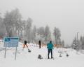 Bild: dtr
Während sich erfahrene Nachwuchsskifahrer beim Langlauf mit den Eltern auspowerten, versuchte sich der Anfänger an den Trainingsstationen der frisch eingeweihten Skitty World Nordic.