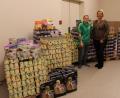 Bild: Susanne Forster
Bei der Übergabe der Tierfutter-Spenden freuen sich (von links) Filialleiterin Katharina Voit und die zweite Vorsitzende des Tierheims Tirschenreuth, Petra Schödlbauer, inmitten der aufgestapelten Dosen.