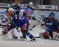 Bild: Rudi Gebert
Die Blue Devils verloren am Sonntag das Derby bei den Selber Wölfen mit 2:3 nach Verlängerung. Das Bild zeigt den Treffer von Herbert Geisberger (links) zum zwischenzeitlichen 1:2.