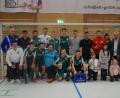 Bild: sht
Das siegreiche Team der DJK Gebenbach mit Sebastian Marx (Erlangen, bester Torschütze, hintere Reihe Vierter von links), Maximilian Glaß (Erlangen, bester Torhüter, vorne links), Bastian Lobinger (Pfreimd, bester Spieler, hinter Reihe rote Jacke) sowie einigen Sponsoren, Verantwortliche des Ausrichters und drittem Bürgermeister des Stadt Auerbach, Norbert Gradl.