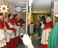 Bild: Petra Hartl
Ob Infusion oder nicht – wer sein Bett verlassen kann, kommt aus dem Patientenzimmer heraus und lauscht dem sonoren Gesang der Großen Sternsinger auf den Fluren des Klinikums St. Marien. Dort, aber auch im Marienheim, im Bürgerspital und der JVA sowie in mehreren Gottesdiensten hat die seit über fünf Jahrzehnten agierende Gruppe Erwachsener alljährlich am Dreikönigstag ihren großen Auftritt.