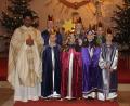 Bild: ral
Das Bild zeigt die Sternsinger aus Trisching bei ihrer Aussendung durch Pfarrvikar Pater Charles.