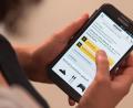 Bild: Sebastian Gollnow/dpa
Eine Frau bedient die Smartphone-App des Onlinehändlers Amazon.