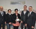 Bild: ws
Silvia Schneider hat das Schreibwarengeschäft Weinmann am Marktplatz übernommen. Der neuen Inhaberin gratulierte auch Bürgermeister Franz Stahl und überreichte ein Stadtwappen. Im Bild (von links): Thomas Bäuml, Firmenkundenberater der Volksbank Raiffeisenbank Nordoberpfalz, Mitarbeiterin Daniela Schiller, Silvia und Stefan Schneider, Bürgermeister Franz Stahl.