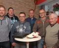 Bild: nm
Peter Meier (Zweiter von links) steht weiterhin an der Spitze der Alten Herren im TSV Flossenbürg. Unterstützung kommt von Jürgen Pohl, Matthias Someschan, Hans Träger, Jürgen Geyer und Karl Birkner (von links). Bild: nm