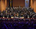 Bild: Petra Hartl
Einen bunten musikalischen Strauß haben die Nürnberger Symphoniker für dieses Neujahrskonzert zusammengestellt. Unter der Leitung ihres neuen Chefdirigenten Kahchun Wong präsentieren sie ein prächtiges Potpourri mitreißender Melodien.