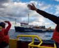 Bild: Chris Grodotzki/Sea-Watch.org/dpa
Dieses von Sea-Watch.org zur Verfügung gestellte Foto zeigt gerettete Migranten und neue Besatzungsmitglieder an Bord der Sea-Watch 3. Im Vordergrund verabschieden sich Besatzungsmitglieder der Mission 17 beim Besatzungswechsel.