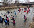 Bild: ibj
Wintervilsschwimmen in Hahnbach: Vor vielen Zuschauern auf der Vilsbrücke starteten die Schwimmer in das kühle Vergnügen.