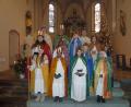 Bild: exb
Die Sternsinger im Aussendungsgottesdienst mit Pfarrer Adam Nieciecki .