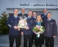Bild: bk
Seit 25 Jahren Kommandant mit Leib und Seele: Alexander Kummer mit Ehefrau Daniela (Mitte). Es gratulieren zum Jubiläum zweiter Kommandant Daniel Schweiger, Bürgermeister Ludwig Biller, die Vorsitzenden Thomas Gmeiner und Erwin Tafelmeyer sowie Kreisbrandmeister Gerald Wölfl. (von links)