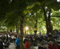 Bild: Peter Kneffel
Besucher genießen im Biergarten den Sonnenuntergang. Foto: Peter Kneffel/Archiv