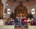 Bild: Gerd Kaufmann
Pater Samuel Patton (links) beim Segensgebet vor der Aussendung der Thurndorfer Sternsinger.