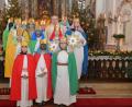 Bild: twg
Die Sternsinger beim Aussenden in der Pfarrkirche Sankt Martin, mit Pfarrer Josef Waleszczuk