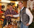 Bild: rpp
Auktionator Erwin Lottes (links) gratuliert Ely Eibisch zur Steigerung des Stamms. Er hat nun eine ordentliche Brotzeit mit Verdauungshilfe.