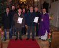 Bild: Christa Forster/exb
Kirchenpfleger Markus Fuchs (links) sowie Pfarrer Herbert Rösl (rechts) verabschiedeten Josef Hoch (Dritter von links) und Josef Forster (Dritter von rechts). Mit im Bild die neuen Kirchenverwaltungsmitglieder (hinten, von links) Stefan Biegerl, Sabine Baumer und Johann Forster.