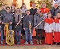 Bild: mez
Pfarrer Markus Bruckner (hinten rechts) dankt Dirigent Rene Bauer (links) und elf Musikanten der Jugendblaskapelle aus Kemnath für die musikalische Gestaltung des Gottesdienstes.