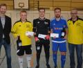 Bild: jr
Stephan Andörfer (links), Vorsitzender des SV Steinmühle, zeichnete mit Turnierleiter Jochen Zimmert (rechts) Torschützenkönig Michael Kaiser (von links, SV Steinmühle), den besten Torwart Fabian Scharnagl (SV Mitterteich) und den besten Spieler Stephan Herrmann (SV Etzenricht) aus.