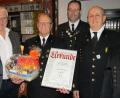 Bild: sck
Eine besondere Auszeichnung verleiht der Bergknappenverein Auerbach (von links): Dritter Bürgermeister Norbert Gradl, das neue Ehrenmitglied Peter Schreg, Landesverbandsvorsitzender Armin Kraus, der alte und neue Vorsitzende Andreas Wilhelm sowie sein künftiger Vize Herbert Karl.