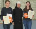 Bild: wku
Korbinian Brunner, Sr. Lioba Endres und Theresa Wopperer bei der Preisverleihung.