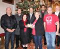 Bild: soj
Unter dem Christbaum konnten die Initiatoren der Typisierungsaktion die Spende von 600 Euro entgegennehmen
v.links Josef Söllner, Johannes Prechtl, Karin Kuhbandner, Martin Kopp, Sandra Schmelber, Pfarrer Anish George, Johannes Bauer, Hubert Knott, Franziska Knott