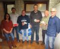 Bild: ffz
Zweite Vorsitzende Ramona Rauch (von links) gratuliert den ersten vier Gewinnern des Preisschafkopfes: Josef Hauser (4. Platz, Gutschein), Reinhard Hübner (3. Platz, 100 Euro), Robert Weyh (2. Platz, 200 Euro), Wenzl Landgraf (1. Platz, 300 Euro). Kassier Uwe Hautmann überreicht die Preise.