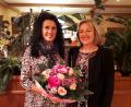 Bild: lsy
Mit Aurelia Fritsch (links) verfügt der Gymnastikclub Schmidgaden über eine weitere Übungsleiterin mit B-Lizenz. Vorsitzende Lydia Magdalena Schimmer gratulierte zur bestandenen Prüfung mit Blumen. Fritsch verfügt zudem über die C-Lizenz und hat eine Qualifikation als Walking-Instruktorin und Jumping-Fitness-Trainerin..
