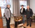 Bild: fvo
Sigmund Beimler (rechts) aus Woppenrieth stellt seinen über 70 Jahre alten Kaufladen beim Tag des Museums vor. Die OWV-Vorsitzenden Petra Reil (Mitte) und Roman Bauer freuen sich über die Dauerleihgabe für das OWV-Museum.