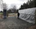 Bild: Porsche
Verhüllt wie bei Christo präsentiert sich die neue Mauer am Eingang zum jüdischen Friedhof im Weidener Westen. Der Beton muss aushärten. Die "Enthüllung" dürfte im Februar erfolgen, meint Vorsitzender Leonid Shaulov.