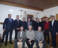 Bild: jub
Bürgermeister Thomas Meiler (stehend, Zweiter von links), Vorsitzender Stefan Meiler (stehend, rechts), Ehrenvorsitzender Willi Stahl (sitzend, links) und Chorleiter Herbert Kraus (sitzend, Zweiter von links).
