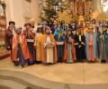 Bild: dob
In ihren königlichen Gewändern waren die Sternsinger im gesamten Pfarreiengebiet Roggenstein unterwegs und haben den Segen in die Häuser gebracht. Pfarrer Gerhard Schmidt (hinten) dankte den Kindern für das erbrachte Freizeitopfer.