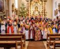 Bild: bl
Die 60 Sternsinger der Pfarrei Teunz, vor dem Alter in der Pfarrkirche Sankt Lambert, mit Pfarrer Herbert Rösl und den Betreuern Josef Pflug und Christiane Hammer (rechts im Bild).