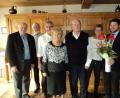 Bild: ksi
Viele Gratulanten fanden sich bei Siegmund Junge (Dritter von rechts) ein. Neben Ehefrau Barbara, Sohn und Schwiegertochter wünschten Bürgermeister Peter Neumeier (rechts) sowie Christian Benoist (links) und Rudolf Boritzka (Zweiter von links) alles Gute.
