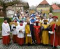 Bild: rgl
Alle fünf Sternsingergruppen statteten Pfarrer Arnold Pirner gemeinsam einen Besuch im Pfarrhof ab, sangen das Lied "Sternsinger gehn von Haus zu Haus - wir teilen den Gottes Segen aus" und räucherten mit 5 Weihrauchfässern in dem historischen Bauwerk. Natürlich wurde auch der Segen 20 * C + M + B * 19 an der Haustür angeschrieben.
