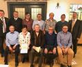 Bild: exb
Für lange Jahre Vereinstreue ehrt die Wählergemeinschaft Arbeitnehmer-Eigenheimern einige Mitglieder (vorn, von links): Günther Ringelstetter, Monika Kautz, Georg Kohl und Ernst Andraschko sowie (hinten, ab Dritter von links) Thomas Andraschko, Stefan Weiß, Markus Finster, Karl Fenk und Rainer Liermann. Die Urkunden übergeben Vorsitzender Markus Schertl (hinten rechts) sowie die beiden Bürgermeister Hans-Martin Schertl und Heinrich Ruppert (hinten, von links).