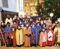 Bild: do
„Wir gehören zusammen“ und „Segen bringen, Segen sein“. Unter diesem Thema stand die Sternsinger-Aktion 2019. Am Vortrag des Dreikönigsfestes entsandten Pfarrer Paul und Gemeindeassistentin Eva-Maria-Frohmann 27 „Königinnen und Könige“ mit ihren Begleitern in sieben Gruppen zur Sternsinger-Aktion in die Straßen und Siedlungen der Stadt.