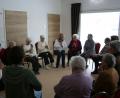 Bild: gz
Yogalehrerin Kerstin Birkner (links) zeigt den Senioren der Tagespflege eine anmutige Gebetshaltung.