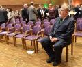 Bild: Florian Miedl
Nach einer eineinhalbstündigen emotionalen Rede sitzt Bürgermeister Karl-Willi Beck noch einen Moment in sich gekehrt in der Fichtelgebirgshalle, bevor er sich unter die Gäste mischt.