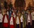 Bild: fpoz
Die Poppenreuther Sternsinger mit Pfarrer Bernd Philipp.