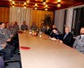 Bild: ds
Major Matthias Thiele (Dritter von links) trägt sich zusammen mit der Abordnung seiner Kompanie, mit den Schützenmeistern Dietmar Beyer und Claudia Schaupp (Vierter und Fünfte von links) und den Vorsitzenden der Reservistenkameradschaft Holnstein und Umgebung, Werner Übelacker und Hermann Förster (Fünfter und Vierter von links), in das Gästebuch der Gemeinde Neukirchen ein.