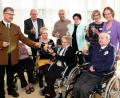 Bild: wro
Auf 2019 stoßen (stehend von links) Bürgermeister Wolfgang Braun, die Markträte Rainer Bleistein, Hermann Stock (beide SPD) und Anna Koller (Freie Wähler) sowie Edith Urbancyk, Petra Lippert (von rechts) und Claudia Englmann (vorne links) vom SSH mit den Bewohnern an.