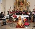 Bild: pi
Der Kirchenchor mit Reinhold Schultes (rechts) und Susanne Schieder am Piano ist unter den Mitwirkenden.