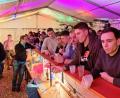 Bild: ü
Warten auf Stärkung: Nicht nur in der Sporthalle, auch an der Bar im Festzelt stehen die Besucher Schlange. Das Stärke-Antrinken von „Hütten Carver“ lockt am Vorabend des Dreikönigstags zahlreiche, vor allem junge Gäste an.