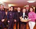 Bild: arw
Bei bester Gesundheit feierte Josef Karl (Dritter von rechts) 95. Geburtstag. Es gratulieren Romane Podschun für das Altenheim sowie Bürgermeister Rupert Troppmann, Stadtpfarrer Josef Häring, die beiden Polizeihauptmeister Cornelius Peter und Jürgen Harwardt (von links).