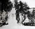 Archivbild:  exb/Konrad Kraus
Im 6. Januar 1953 wurde beim SV Störnstein eine Skiabteilung gegründet. Mit großem Eifer machten sich die Mitglieder an den Bau der Skisprungschanze „Drei Sterne“ am Bühl. Der Schanzenrekord: 42 Meter durch Heini Klopfer.