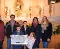 Bild: fla
Herbert Putzer (links) dankt den Chorleiterinnen Manuela Grünauer (Zweite von rechts), Monika Stahl (rechts) und Mitstreiter Josef Pflaum senior (Zweiter von links) für die großzügige Spende an die Kinderkrebshilfe in der Region Oberpfalz Nord.