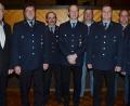 Bild: dob
Michael Schwenke (Vierter von links) steht weiterhin mit Reinhard Mages (rechts) an der Spitze der Feuerwehr Waldau. Johann Wiesent (Zweiter von links) ist Schriftführer und Alexander Koller (Dritter von rechts) Hauptkassier. Dritter Bürgermeister Johann Gollwitzer (links) gratuliert den Gewählten im Namen der Stadt.