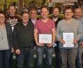 Bild: jr
Bei einer Feier würdigte Landtechnik Malzer langjährige Mitarbeiter. Im Bild (von links) Geschäftsinhaberin Karin Riedl, Josef Hecht, Seniorchef German Malzer, Alfons Döllinger, Stefan Schieder, Volker Brodmerkel, Reinhard Burger und Bernd Riedl.